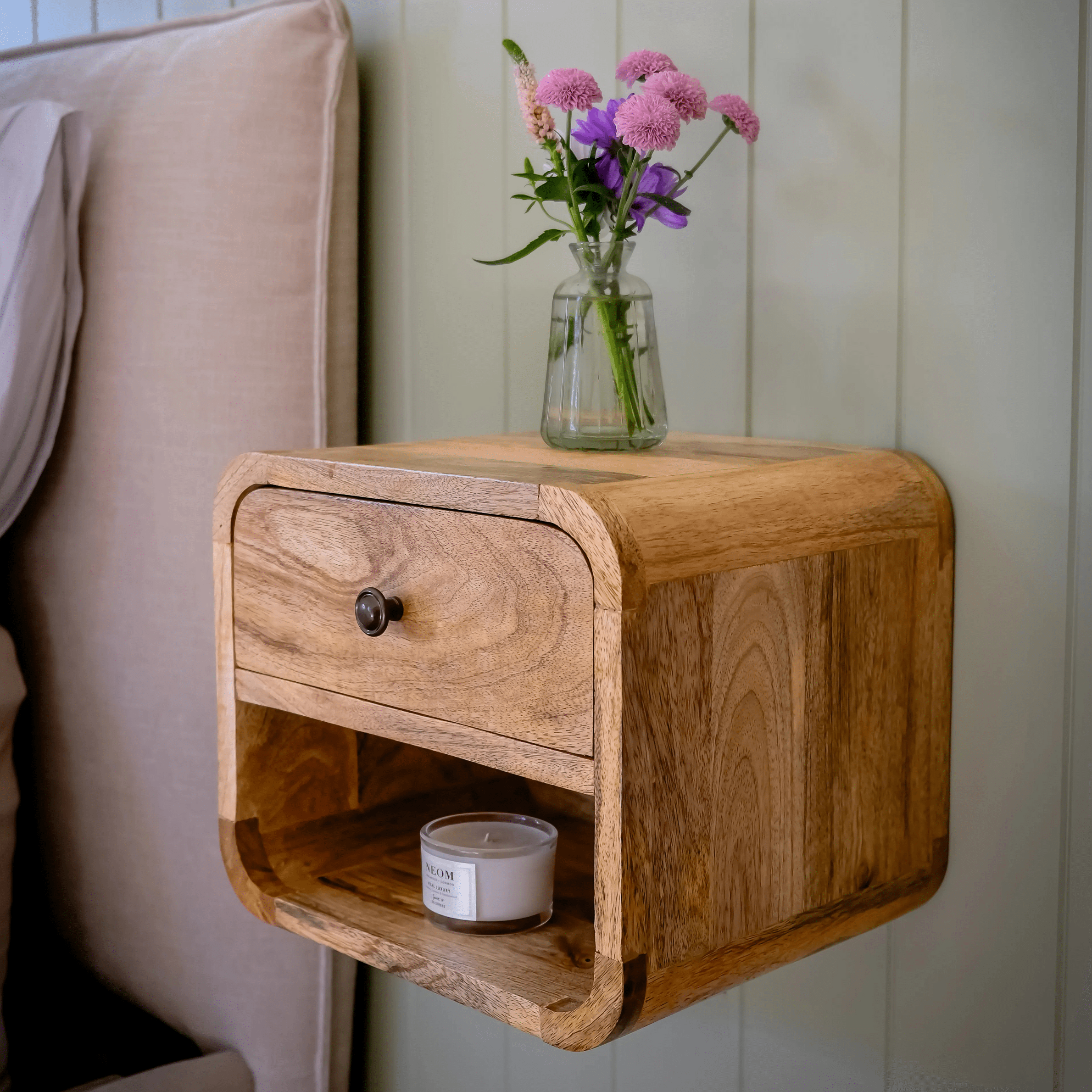 How to Choose a Bedside Table